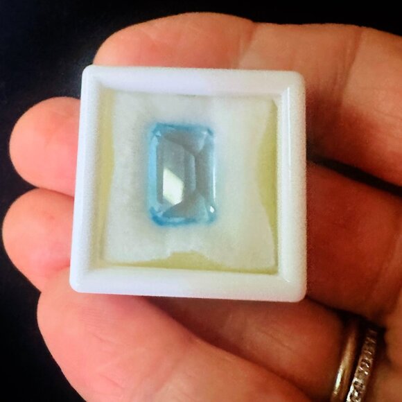 Very Pretty Sky Blue 9.21CT Emerald Cut Topaz - Picture 1 of 2